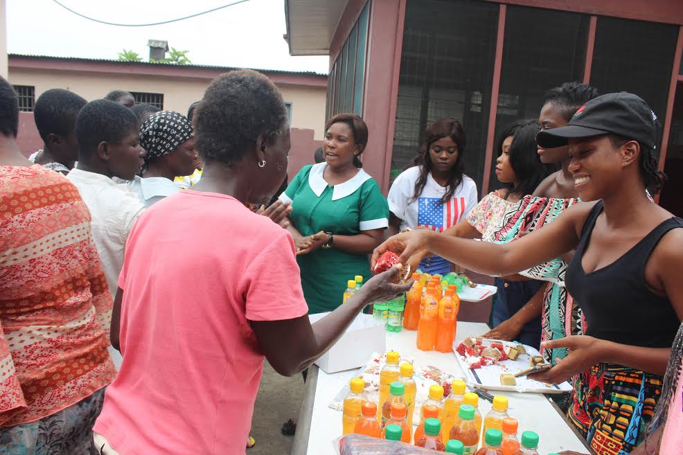 [PHOTOS] Yolo Actress, Fella Makafui Donates To Accra Psychiatric Hospital On Birthday
